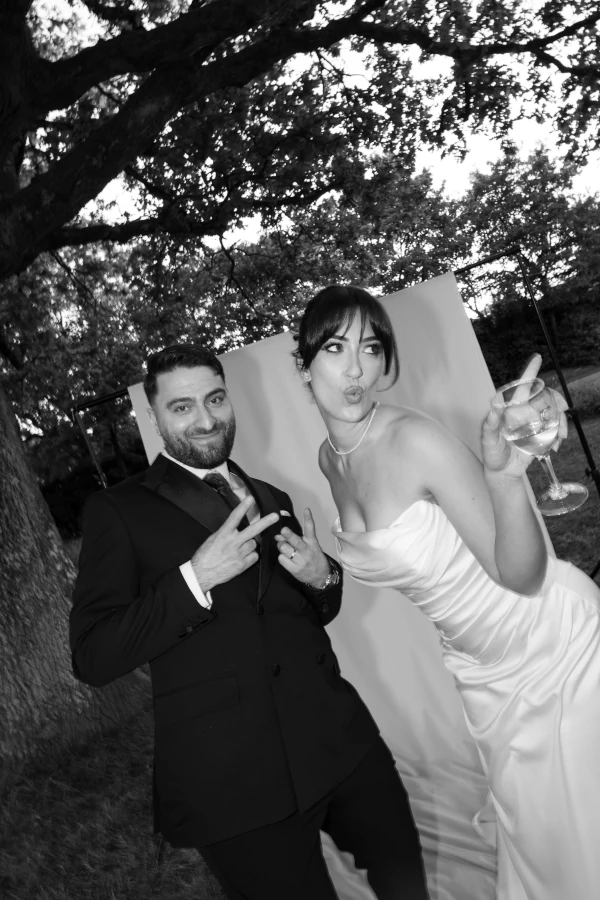 photo ultra édito pendant le cocktail à nantes où le couple pose de manière nonchalante avec un fond studio en arrière plan